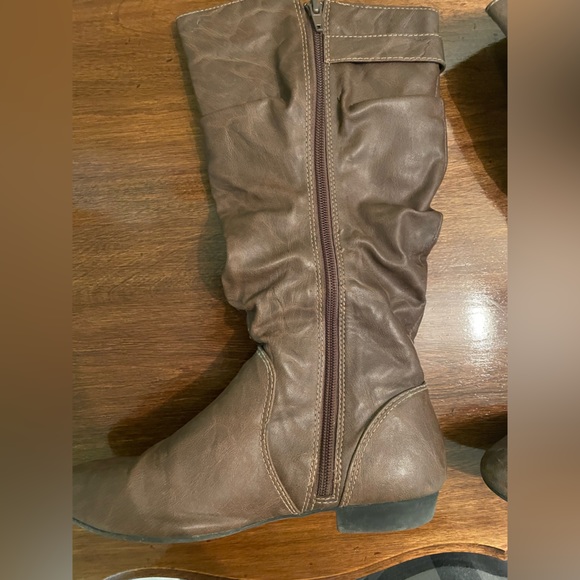 Girls heeled leather boots. - Picture 2 of 4